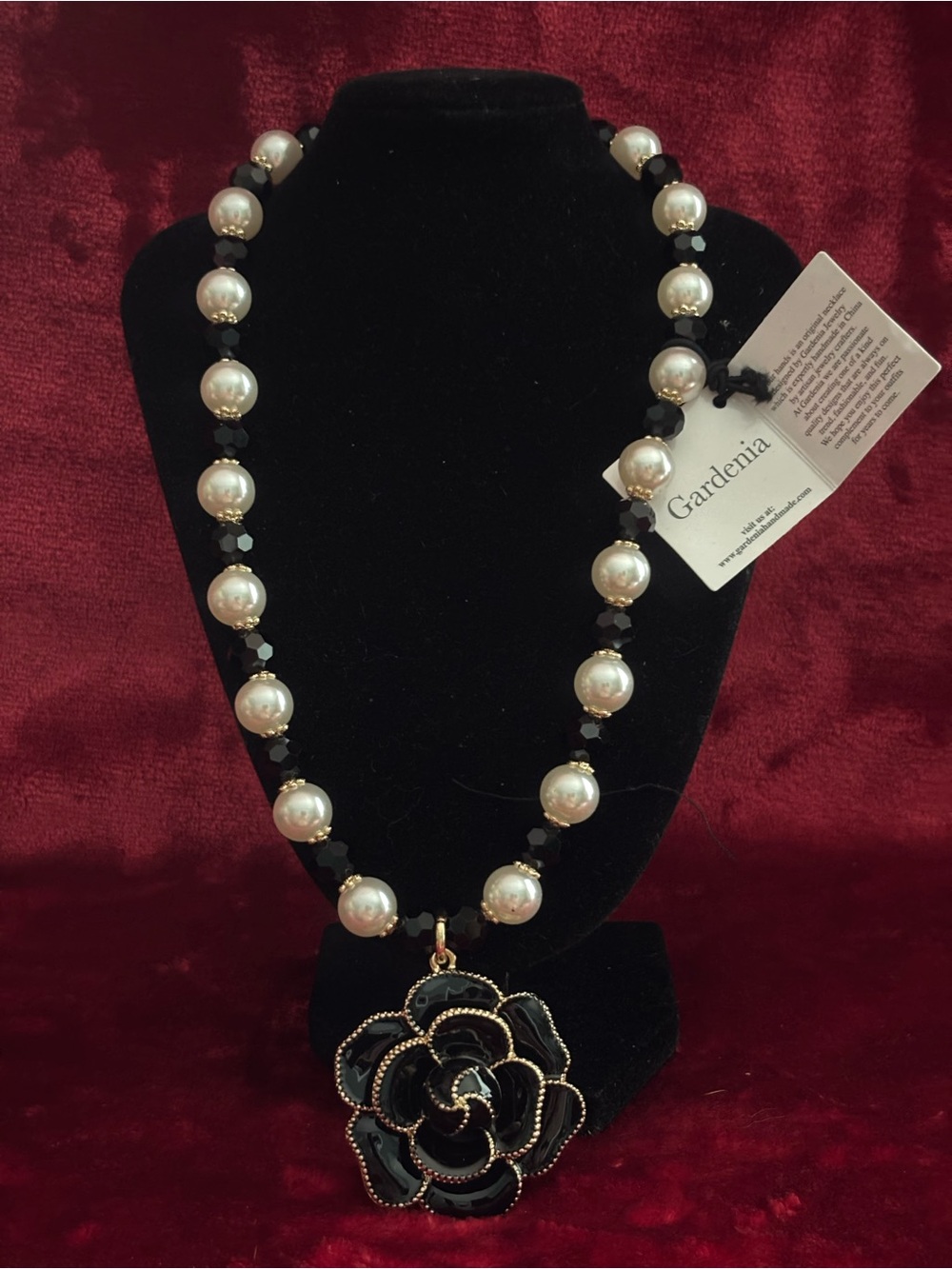 Black & Pearl Flower Pendant Necklace